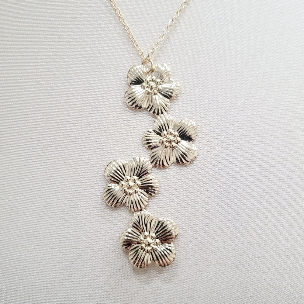 Brand New Gold Tone Sakura Flower Pendent Necklace 19"
